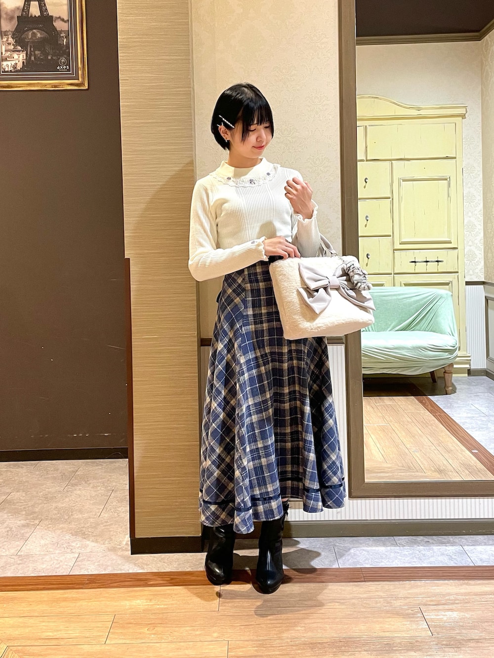 ホワイト系のその他アウター、ホワイト系のニット/セーター、ブルー系のスカートを着用したレディースの秋コーディネートの4枚目の写真