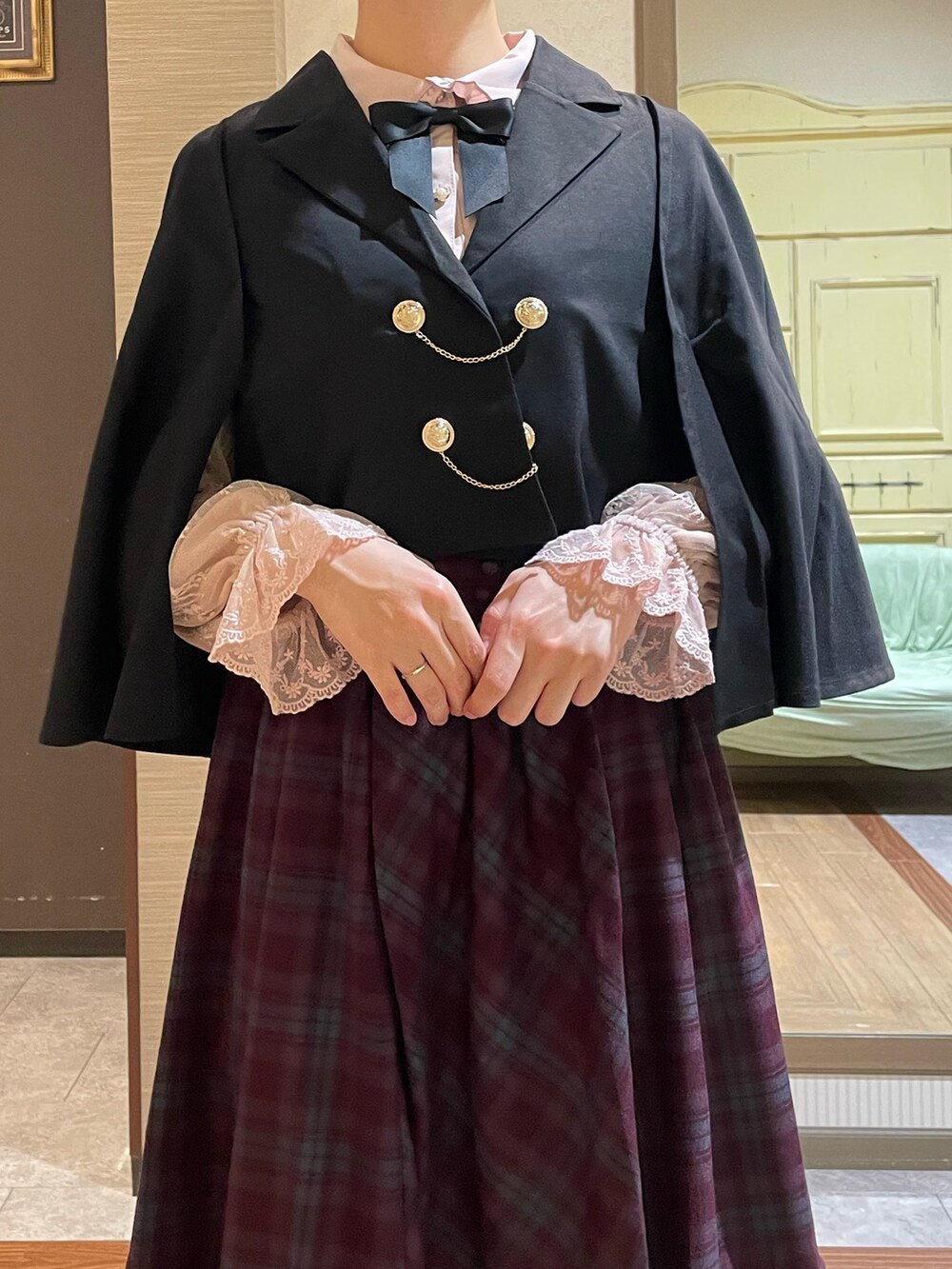 ブラック系のブーツ、ピンク系のシャツ/ブラウス、ブラック系のテーラードジャケットを着用したレディースの秋コーディネートの7枚目の写真