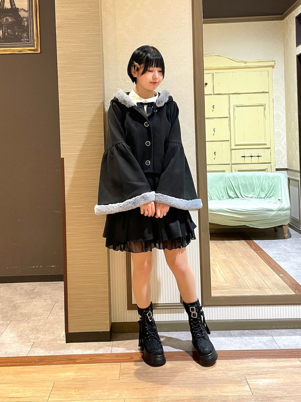 「axes femme、ガーリー、モノトーン、アウター」|「axes femme POETIQUEのチャイナ釦タンクソールブーツ(ブーツ、その他)」を使った、白あんさん(レディース・161cm)の秋コーディネートの2枚目の写真