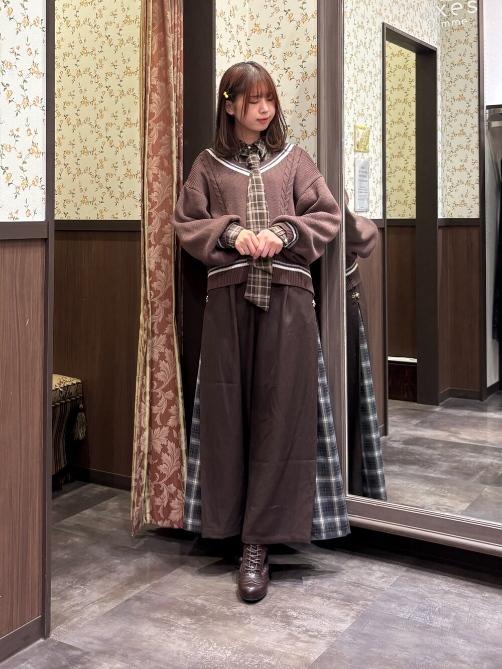ブラウン系のニット/セーター、ブラウン系のシャツ/ブラウス、ブラウン系のその他パンツを着用したレディースの秋コーディネートの2枚目の写真