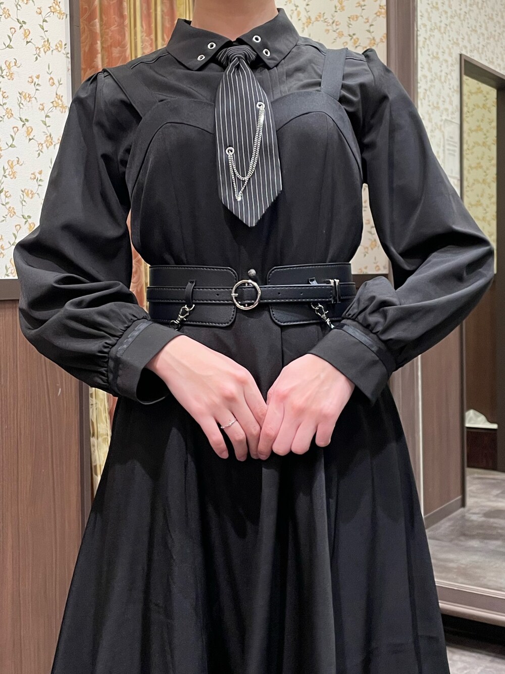 ブラック系のワンピース、ブラック系のシャツ/ブラウス、ブルー系のダッフルコートを着用したレディースの冬コーディネートの7枚目の写真