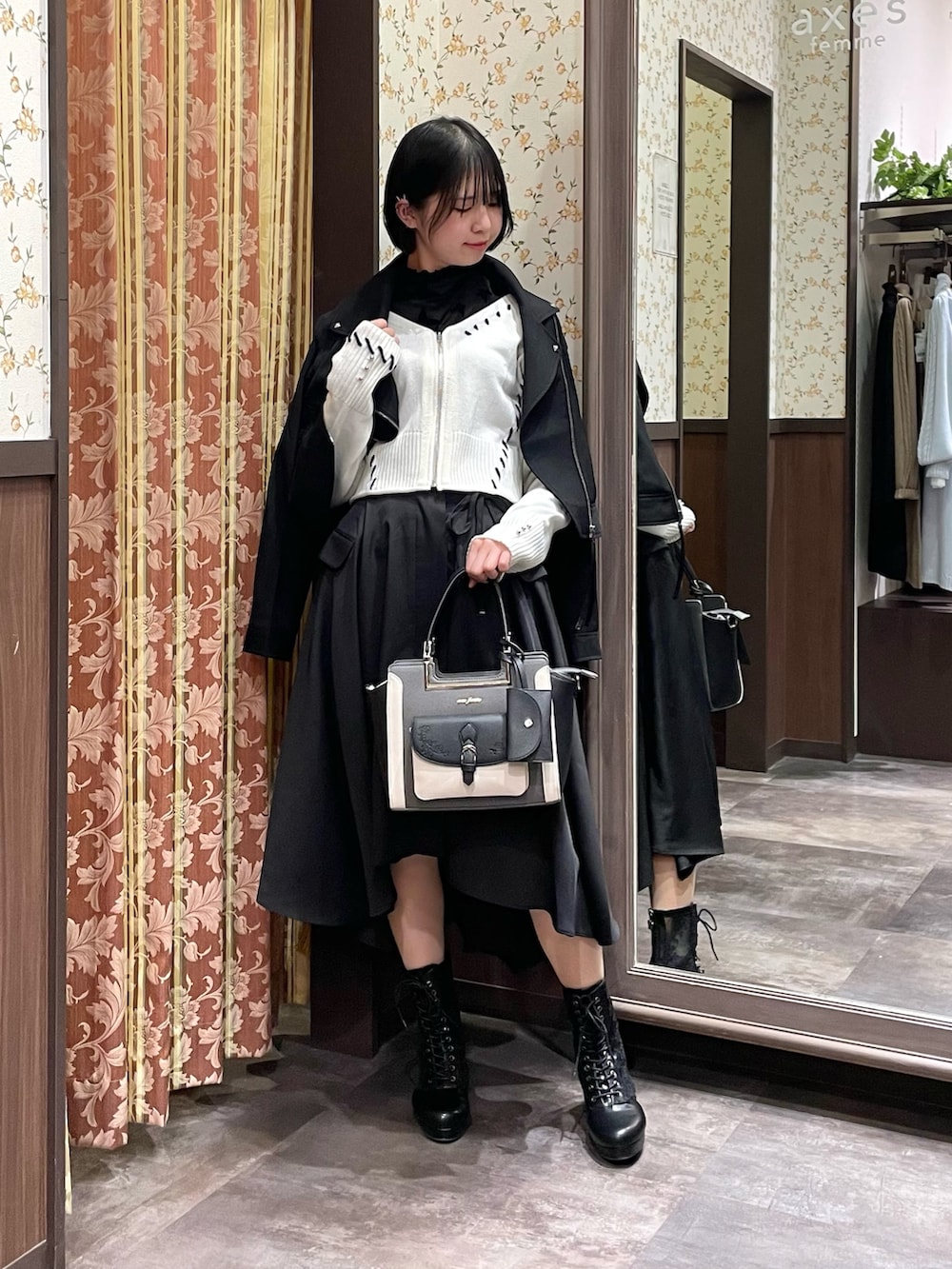 ブラック系のTシャツ/カットソー、ホワイト系のカーディガン/ボレロ、ブラック系のその他パンツを着用したレディースの春コーディネートの6枚目の写真