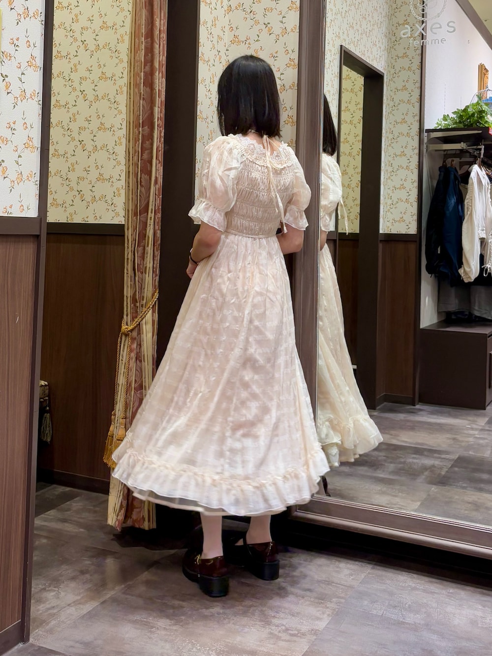 「axes femme、きれいめコーディネート、キレイめカジュアル、ワンピースコーデ、大人フェミニン、大人ガーリー、夏ファッション、ワンピーススタイル、ワンピース、パンプス、大人カジュアル、大人かわいい、大人女子」｜「axes femmeの吸水速乾チュールレースタンク（タンクトップ、ホワイト系）」を使った、白あんさん（骨格ウェーブ・レディース・162cm）の夏コーディネートの6枚目の写真