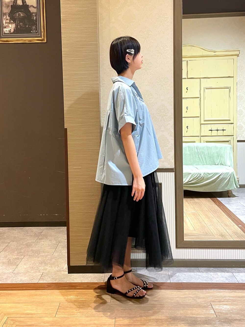 ブラック系のタンクトップ、ブラック系のスカート、ブラック系のサンダルを着用したレディースの夏コーディネートの3枚目の写真