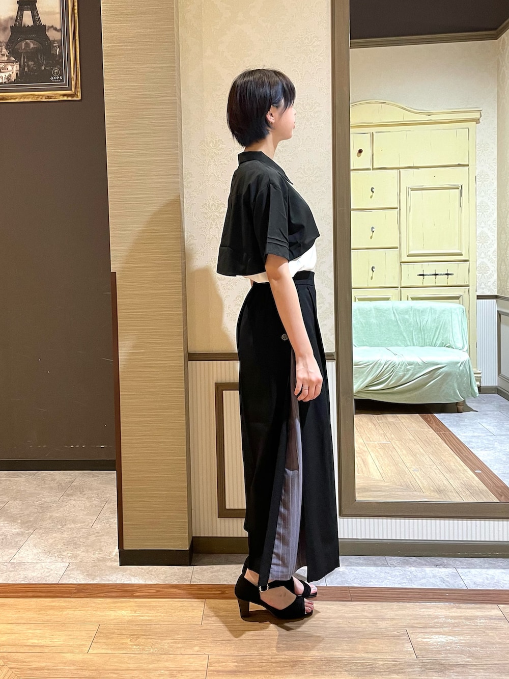 ブラック系のサンダル、ホワイト系のタンクトップ、ブラック系のシャツ/ブラウスを着用したレディースの夏コーディネートの3枚目の写真