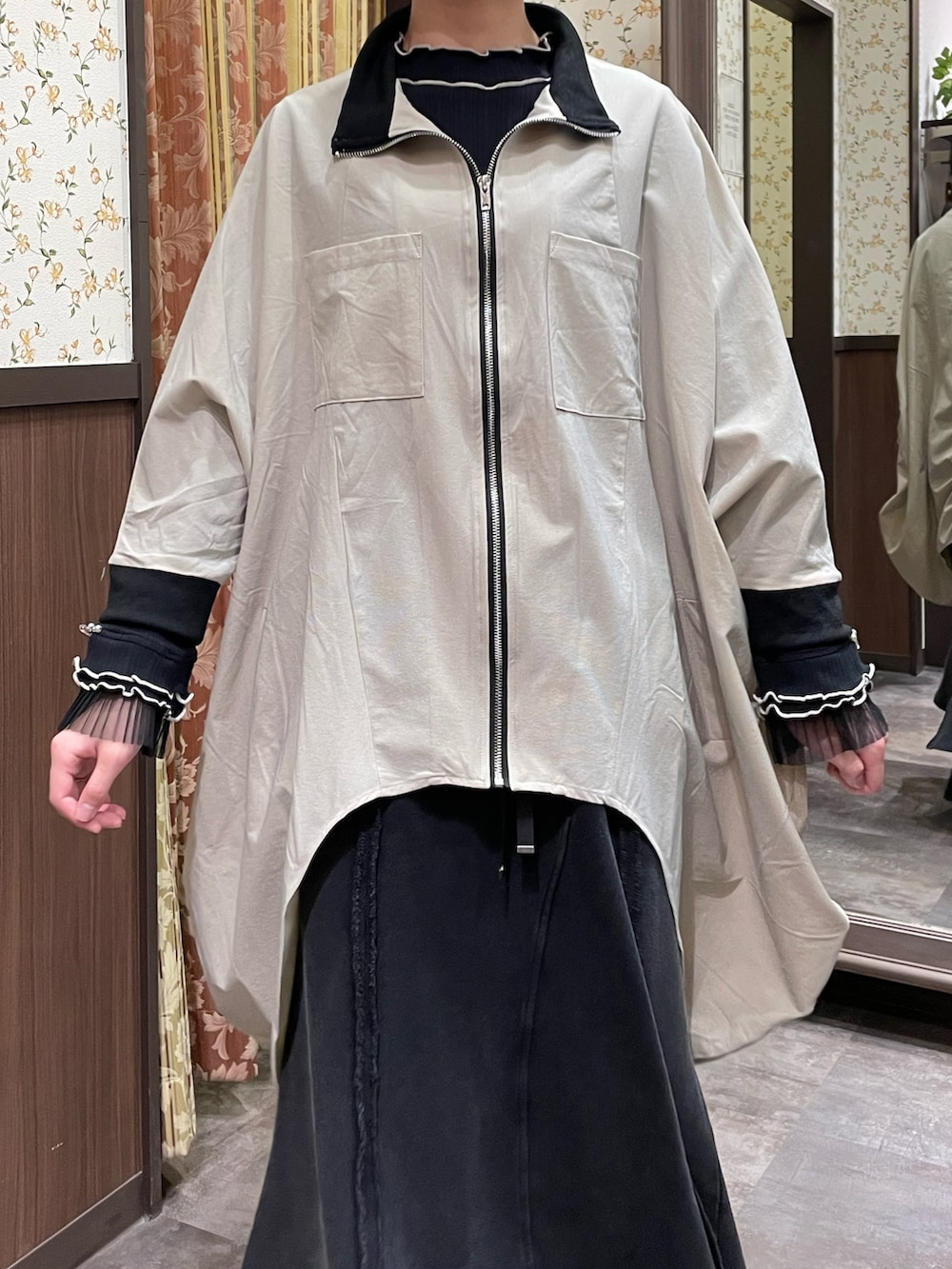 ホワイト系のその他アウター、ブラック系のTシャツ/カットソー、ブラック系のスカートを着用したレディースの春コーディネートの5枚目の写真