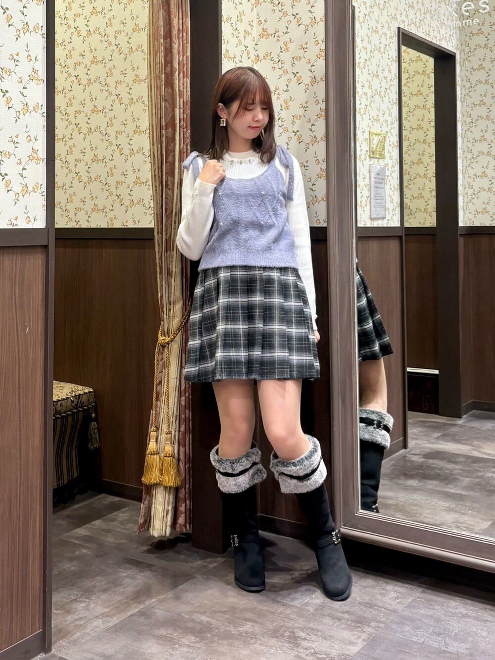 グレー系のパーカー、ホワイト系のニット/セーター、グレー系のニット/セーターを着用したレディースの秋コーディネートの5枚目の写真