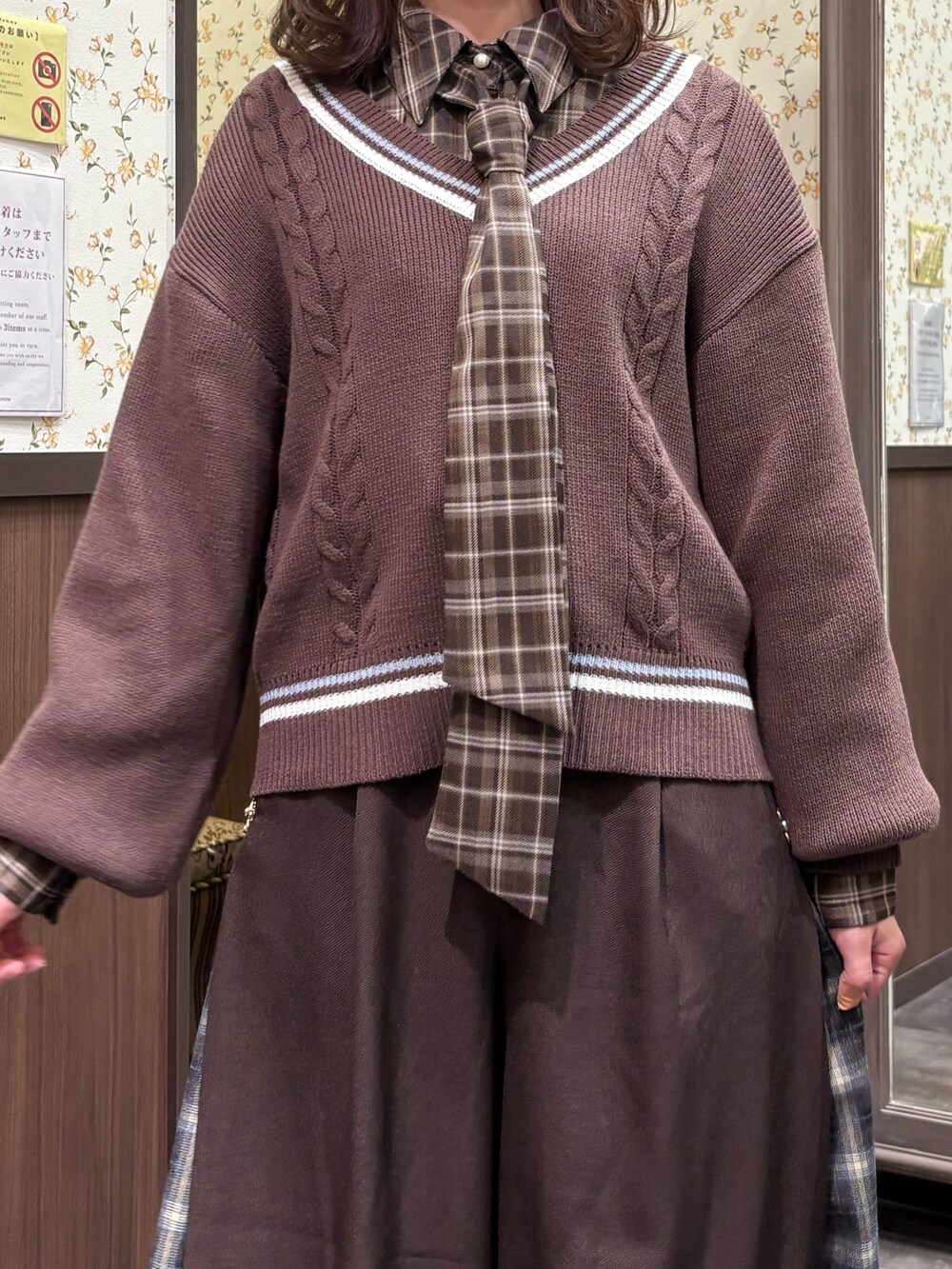 ブラウン系のニット/セーター、ブラウン系のシャツ/ブラウス、ブラウン系のその他パンツを着用したレディースの秋コーディネートの6枚目の写真