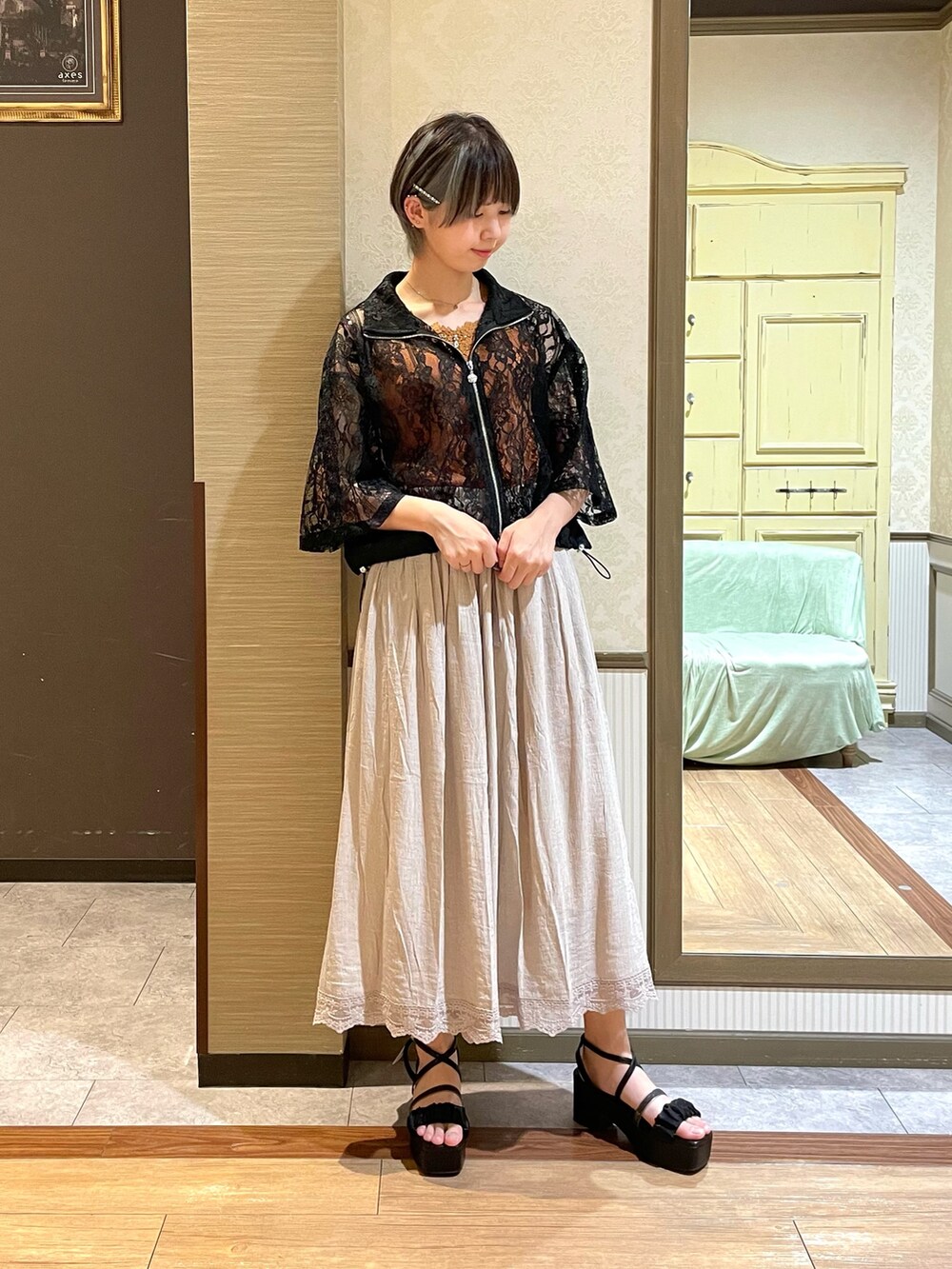 ブラック系のショルダーバッグ、ベージュ系のその他パンツ、ブラック系のサンダルを着用したレディースの夏コーディネートの2枚目の写真