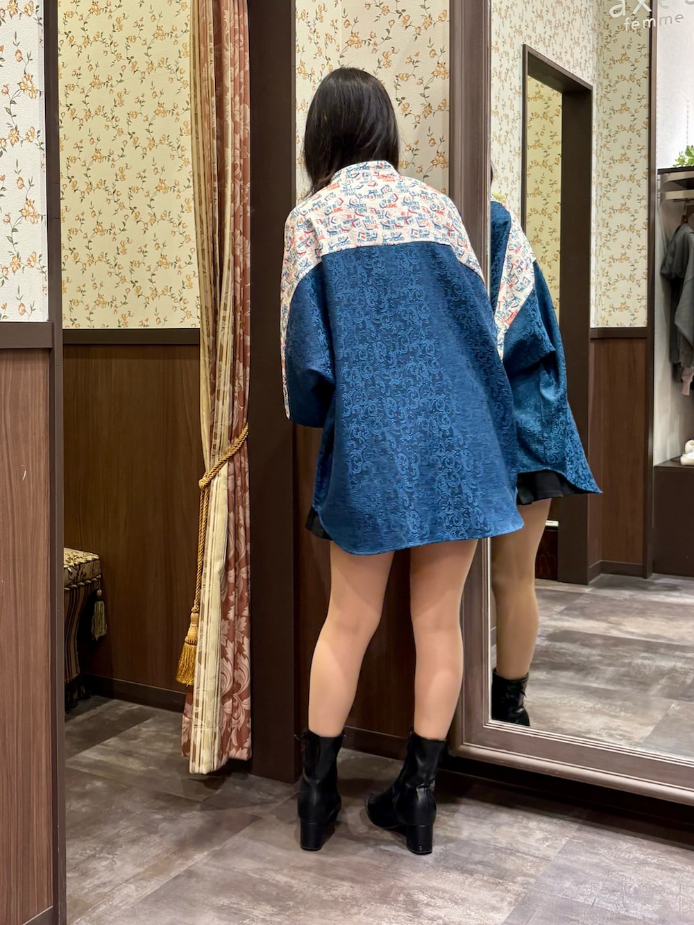 ブルー系のシャツ/ブラウス、ブラック系のその他パンツ、ブラック系のタンクトップを着用したレディースの夏コーディネートの5枚目の写真