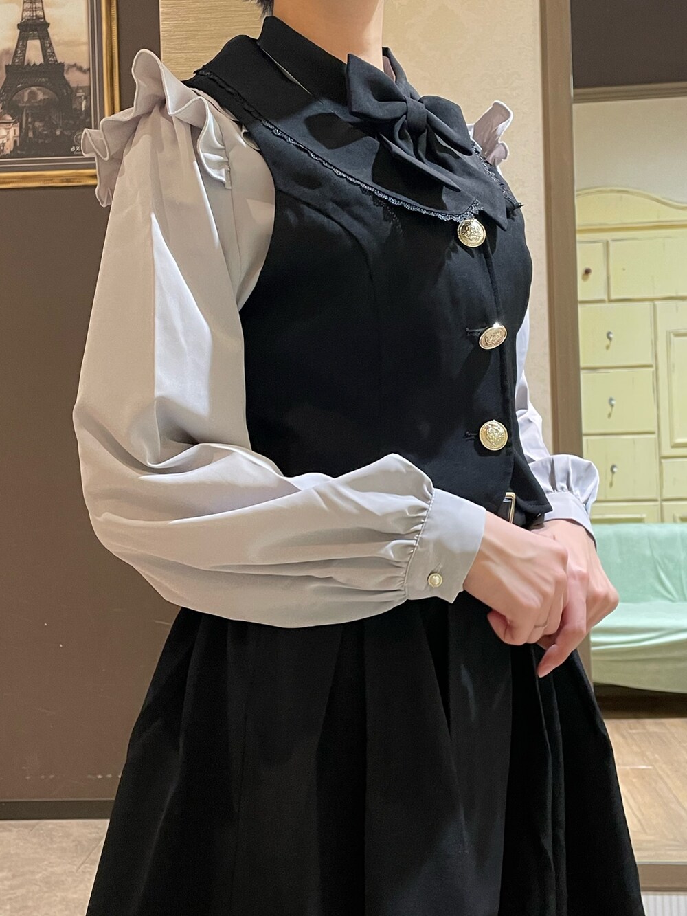 ブラック系のパンプス、ホワイト系のタンクトップ、グレー系のショルダーバッグを着用したレディースの夏コーディネートの8枚目の写真