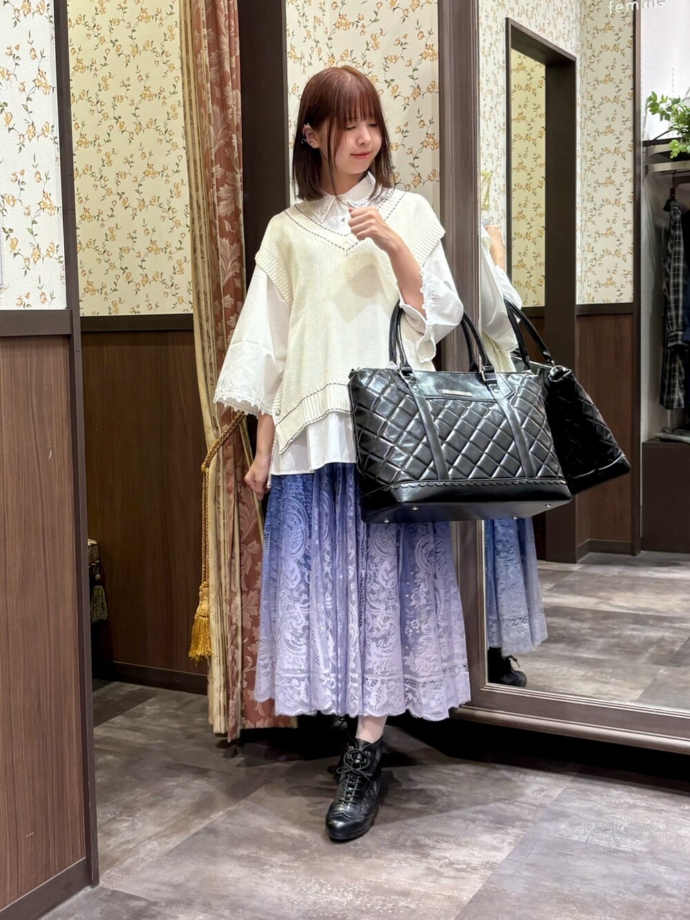 ホワイト系のニット/セーター、ホワイト系のシャツ/ブラウス、ブルー系のスカートを着用したレディースの秋コーディネートの6枚目の写真