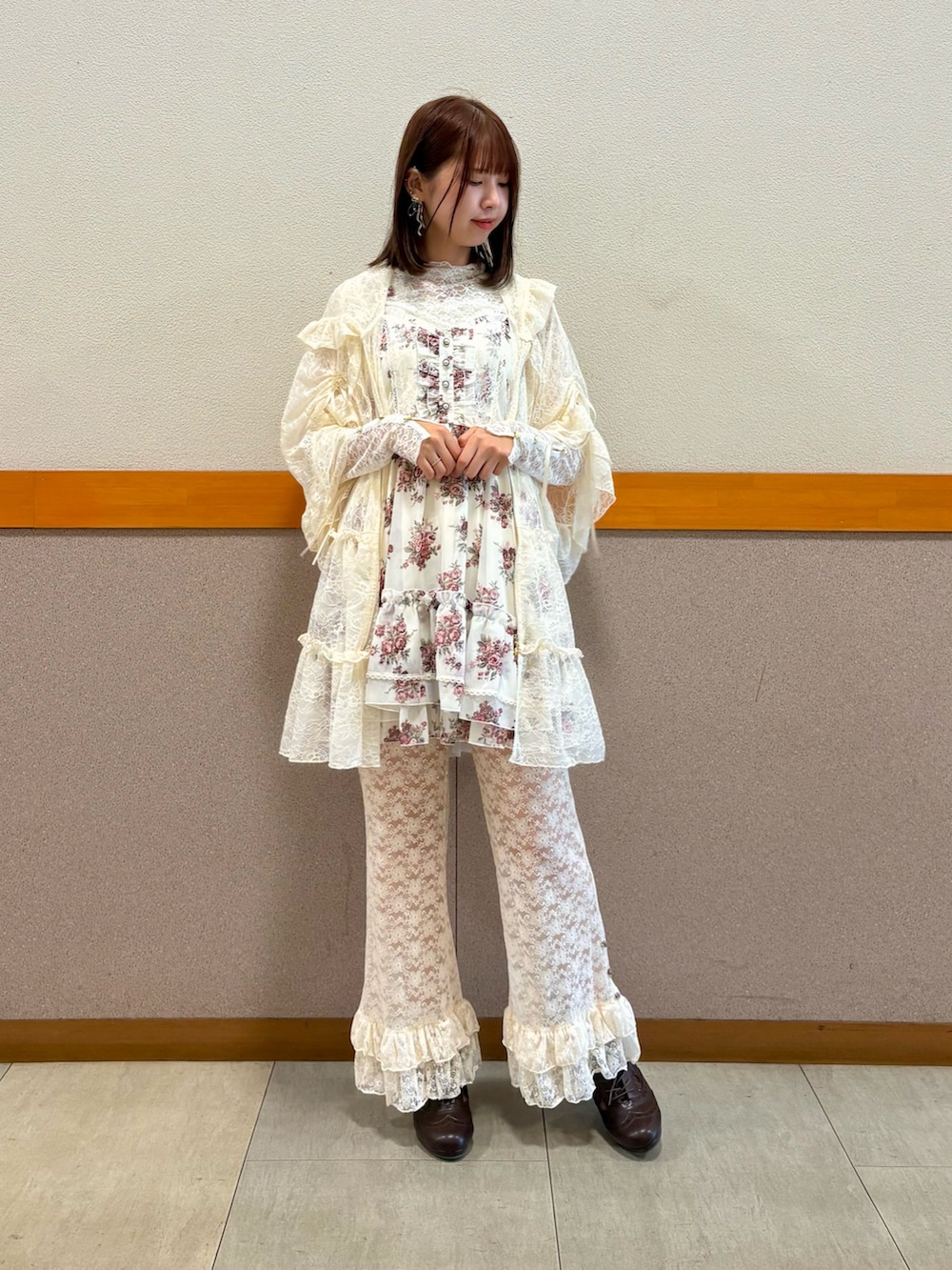 ホワイト系のTシャツ/カットソー、ホワイト系のチュニック、ホワイト系のカーディガン/ボレロを着用したレディースの秋コーディネートの2枚目の写真