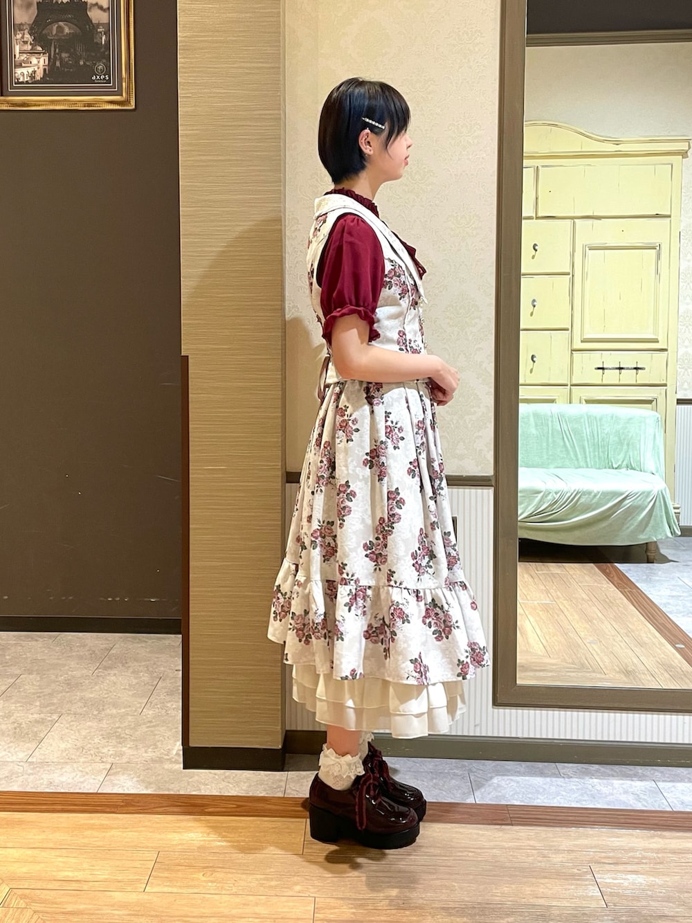 ホワイト系のタンクトップ、レッド系のシャツ/ブラウス、ホワイト系のベストを着用したレディースの夏コーディネートの5枚目の写真