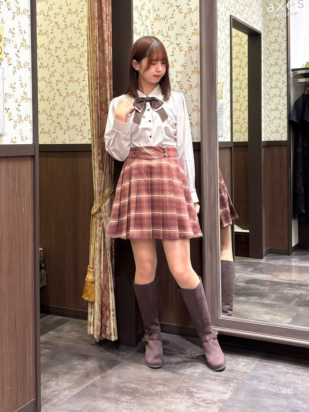 ホワイト系のその他アウター、ベージュ系のシャツ/ブラウス、レッド系のベストを着用したレディースの秋コーディネートの7枚目の写真