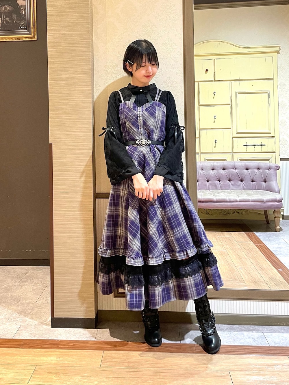 パープル系のジャンパースカート、ブラック系のシャツ/ブラウス、パープル系のカーディガン/ボレロを着用したレディースの秋コーディネートの5枚目の写真