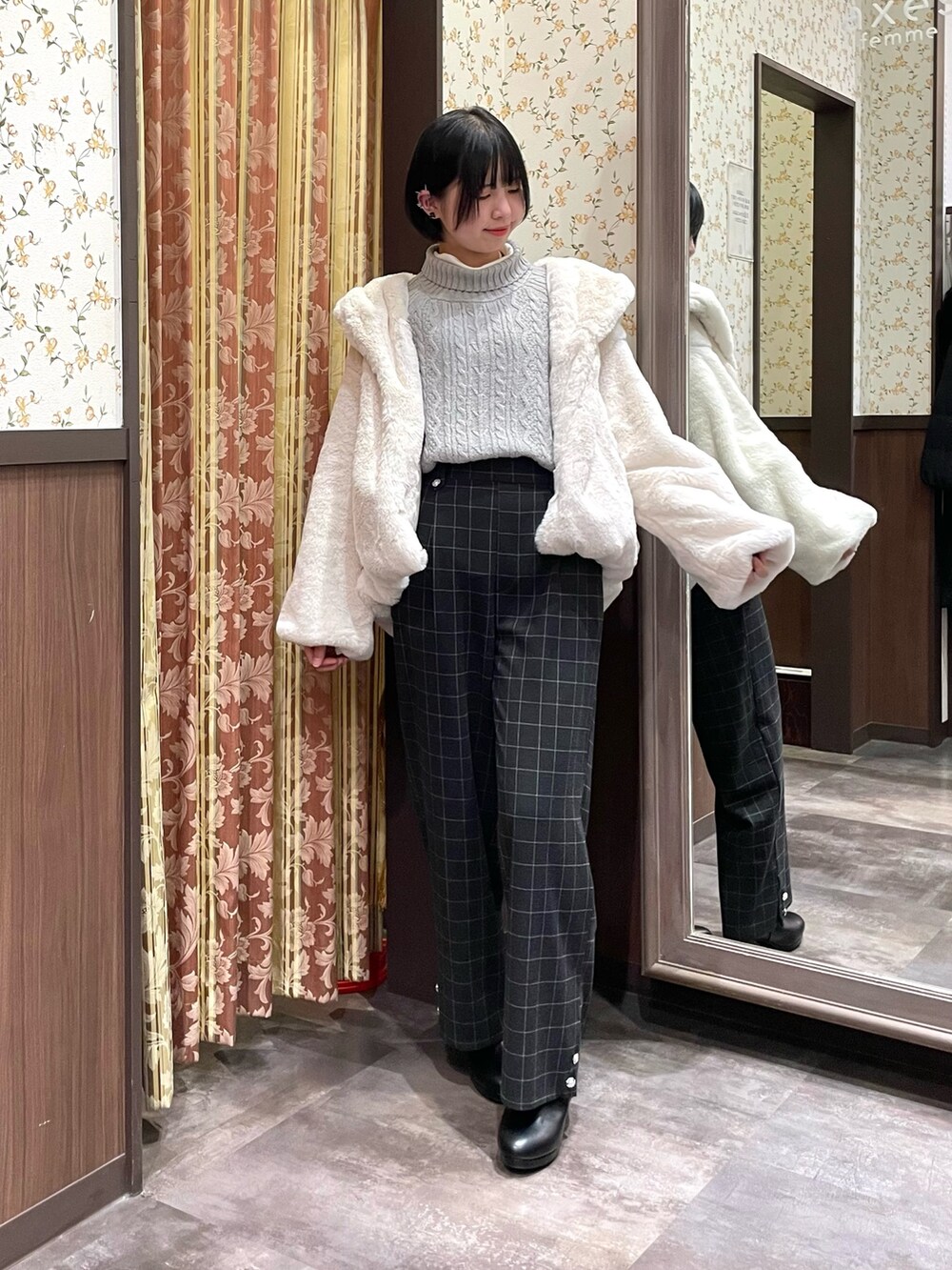 グレー系のTシャツ/カットソー、ホワイト系のダッフルコート、ブラック系のその他パンツを着用したレディースの冬コーディネートの3枚目の写真