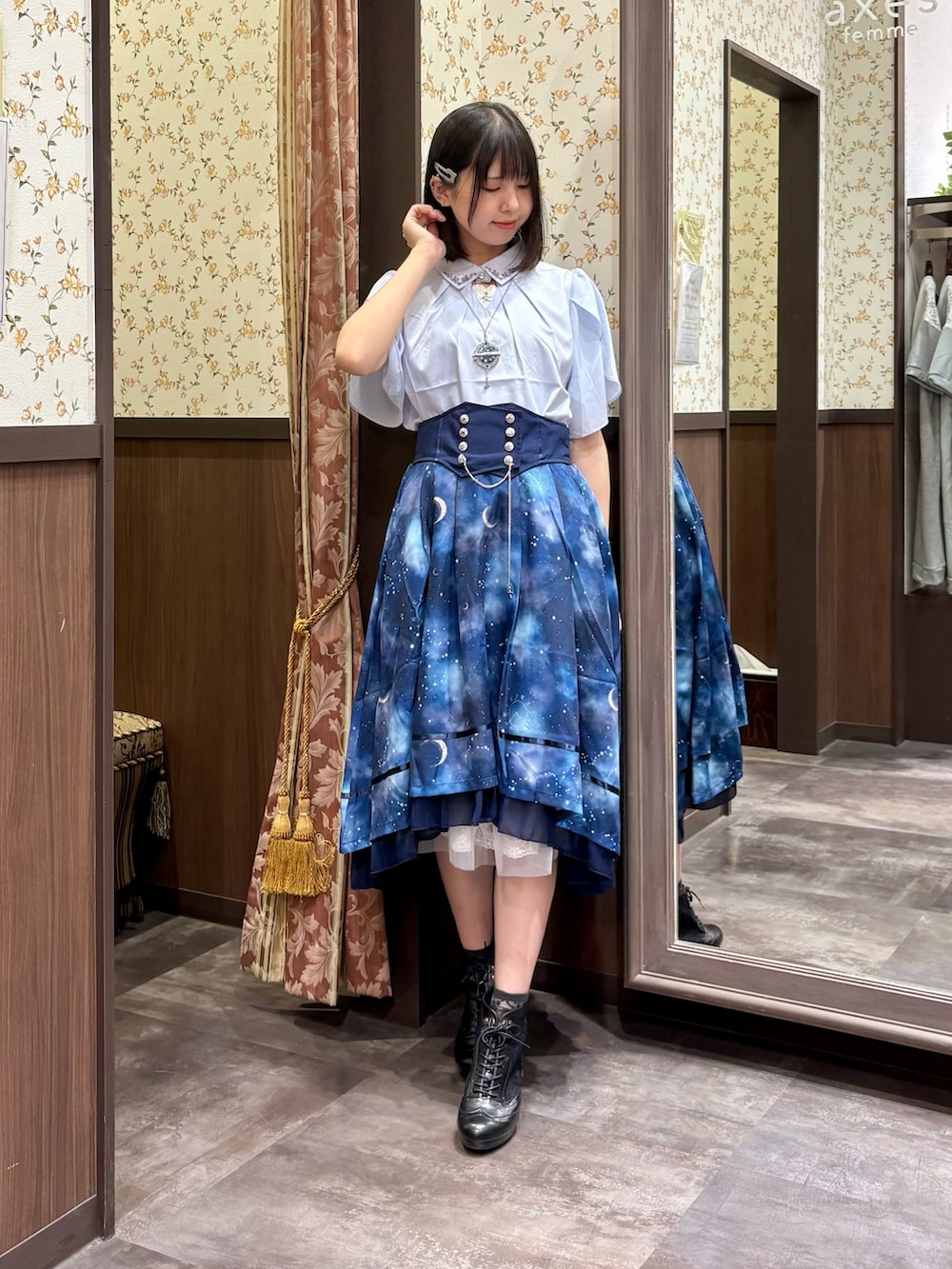 「axes femme、セットアップ、夏コーデ、夏、お出かけコーデ、フェミニンコーデ、大人ガーリー、フィッシュテール、ステラ、星柄、星モチーフ、星空、天体、月、推し活コーデ」｜「axes femmeのステラ刺繍ブラウス（シャツ/ブラウス、ブルー系）」を使った、白あんさん（レディース・162cm）の夏コーディネートの2枚目の写真