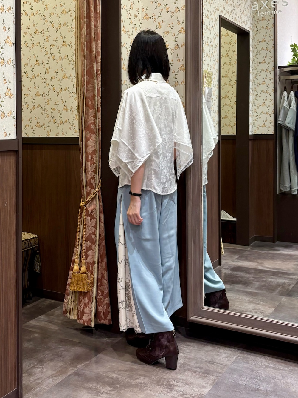 ホワイト系のタンクトップ、ホワイト系のシャツ/ブラウス、グリーン系のその他パンツを着用したレディースの夏コーディネートの5枚目の写真