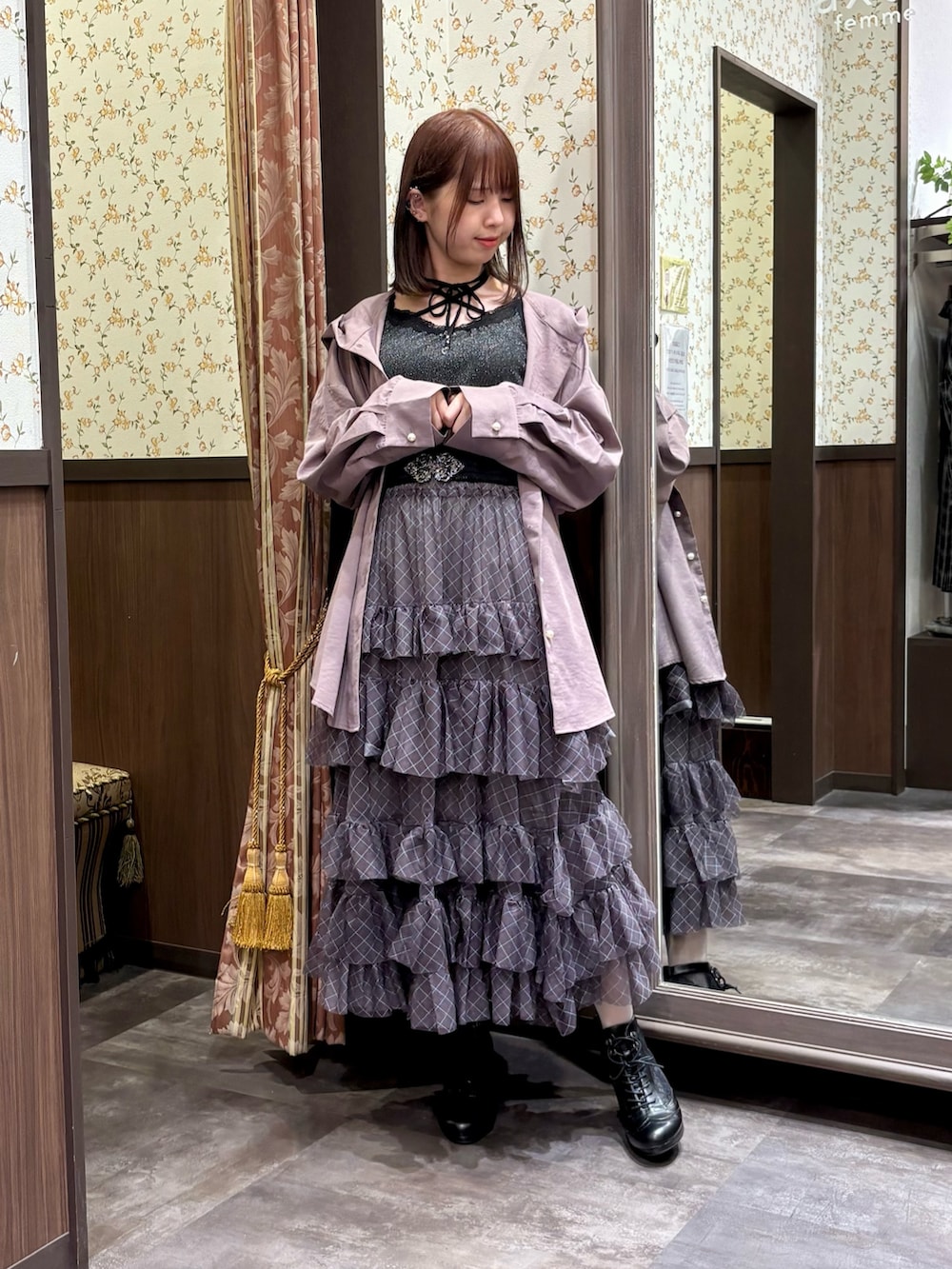 ブラック系のタンクトップ、パープル系のシャツ/ブラウス、ブラック系のボストンバッグを着用したレディースの秋コーディネートの5枚目の写真