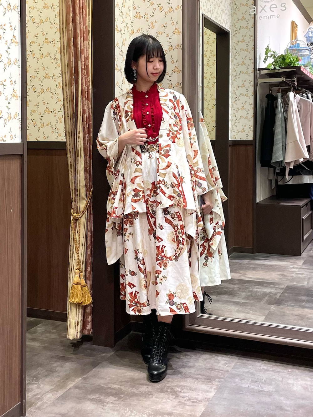 ホワイト系のワンピース、ホワイト系のカーディガン/ボレロ、ブラック系のボストンバッグを着用したレディースの春コーディネートの2枚目の写真