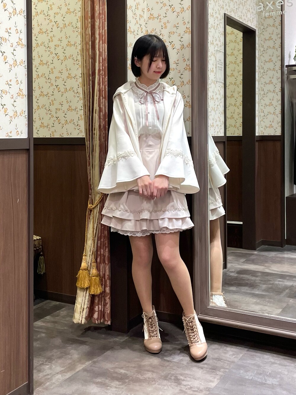 ホワイト系のシャツ/ブラウス、ホワイト系のカーディガン/ボレロ、ホワイト系のスカートを着用したレディースの春コーディネートの3枚目の写真