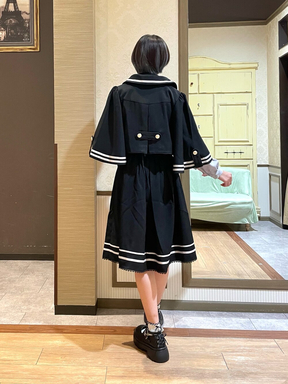 ブラック系のパンプス、ホワイト系のタンクトップ、グレー系のショルダーバッグを着用したレディースの夏コーディネートの5枚目の写真
