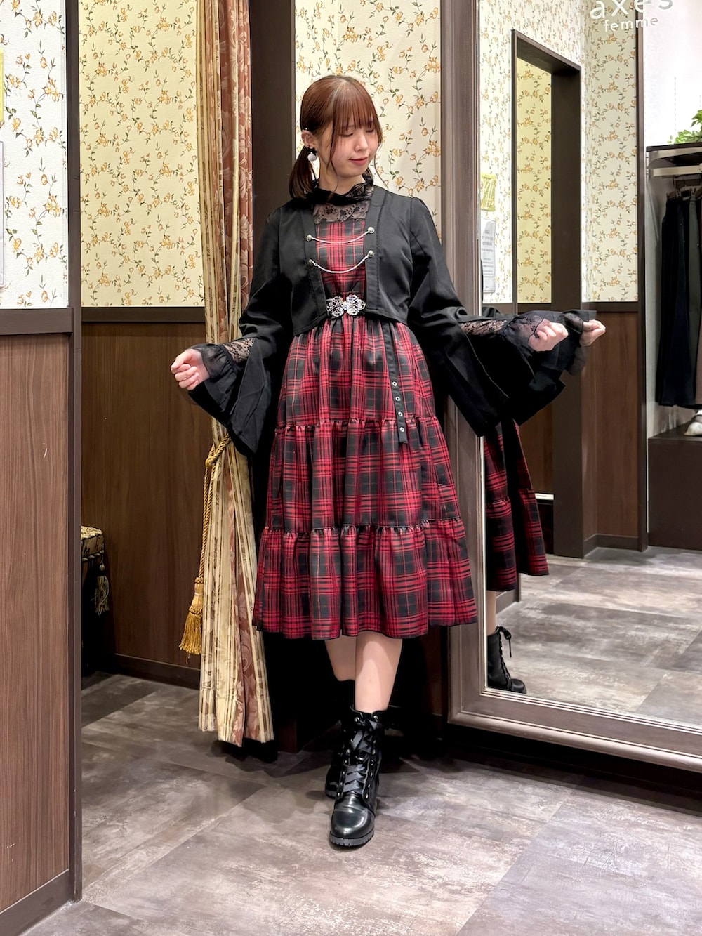 ブラック系のTシャツ/カットソー、レッド系のワンピース、ブラック系のトートバッグを着用したレディースの秋コーディネートの2枚目の写真