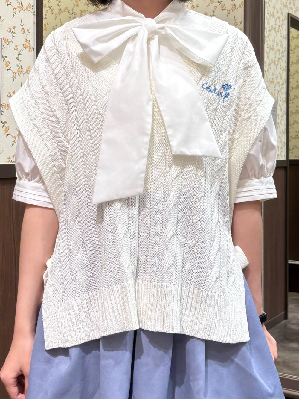 ホワイト系のシャツ/ブラウス、ホワイト系のニット/セーター、ブルー系のその他パンツを着用したレディースの春コーディネートの5枚目の写真