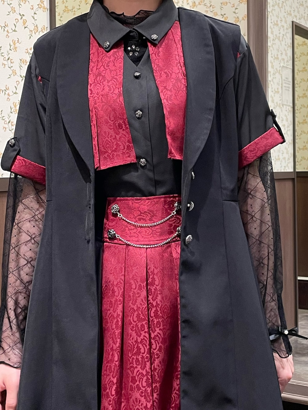ブラック系のTシャツ/カットソー、ブラック系のタンクトップ、ブラック系のシャツ/ブラウスを着用したレディースの春コーディネートの4枚目の写真