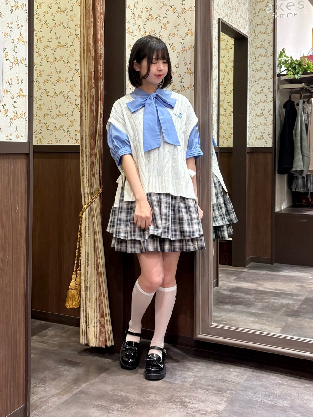 ブルー系のその他パンツ、ブルー系のタンクトップ、ブラック系のローファーを着用したレディースの春コーディネートの3枚目の写真