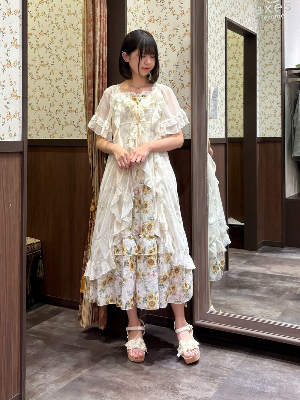 ホワイト系のカーディガン/ボレロ、ホワイト系のタンクトップ、ホワイト系のワンピースを着用したレディースの夏コーディネートの5枚目の写真