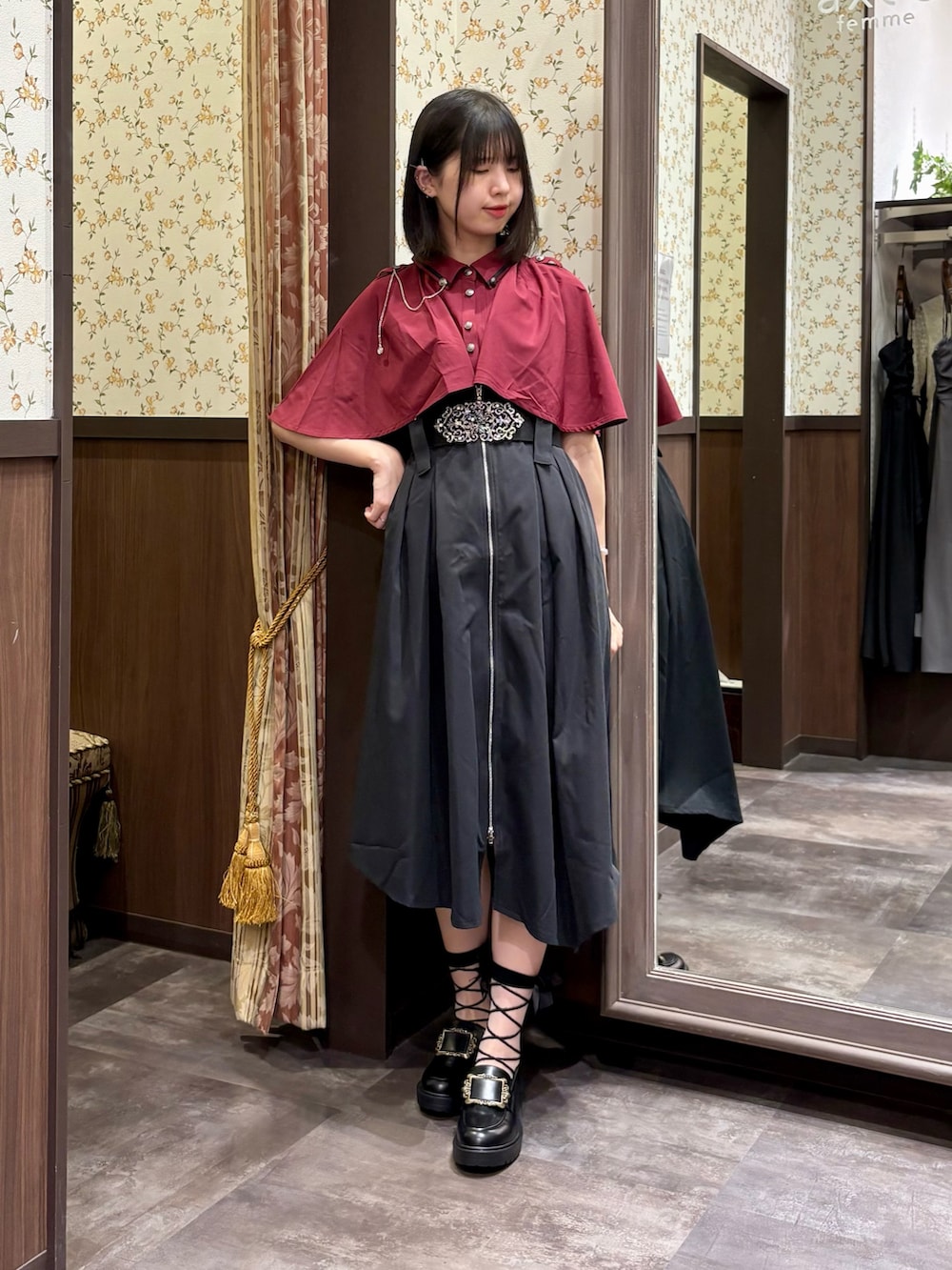 ホワイト系のタンクトップ、レッド系のシャツ/ブラウス、ブラック系のジャンパースカートを着用したレディースの夏コーディネートの7枚目の写真