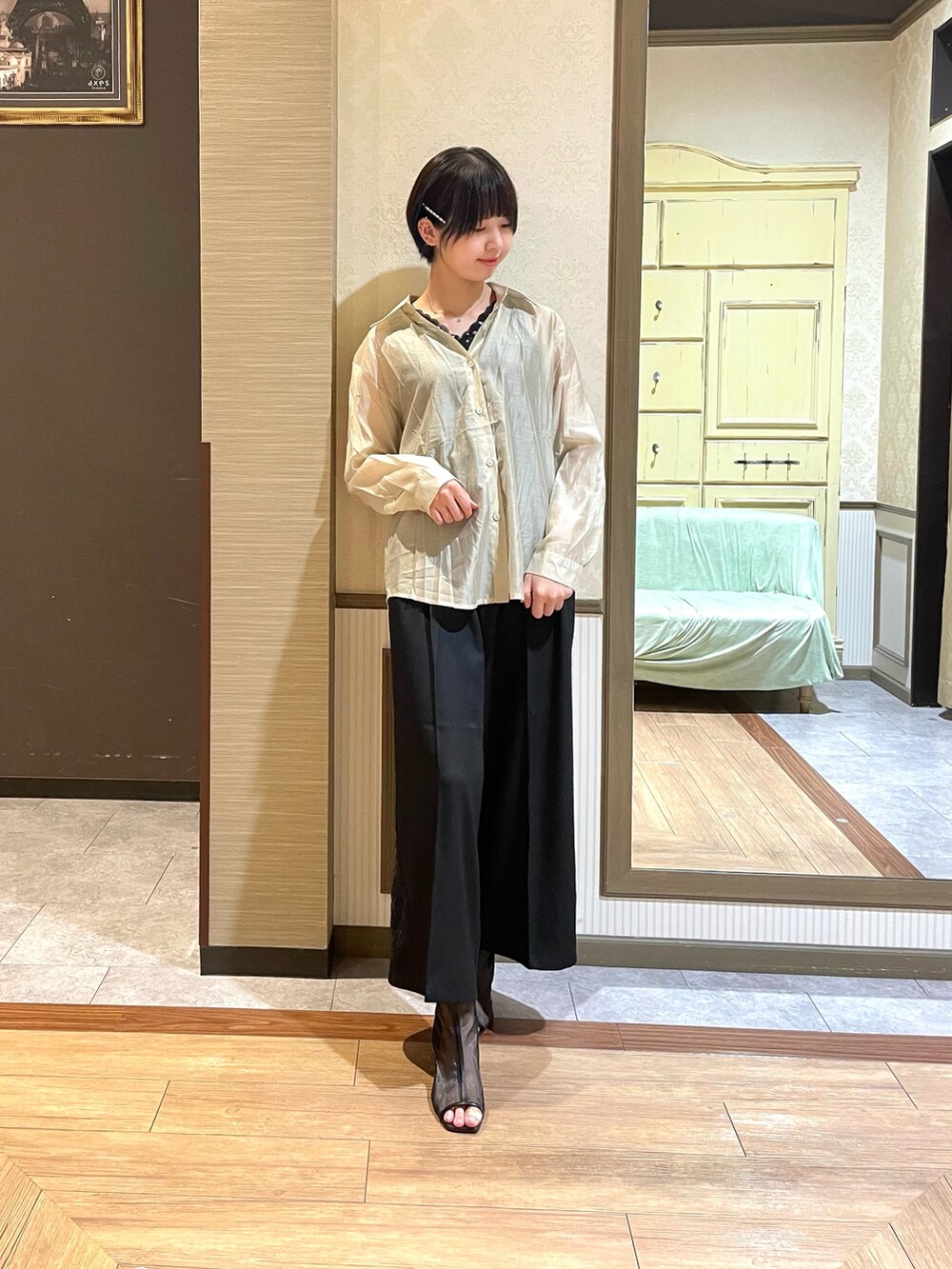 ブラック系のタンクトップ、ブラック系のその他パンツ、ブラック系のブーツを着用したレディースの夏コーディネートの3枚目の写真