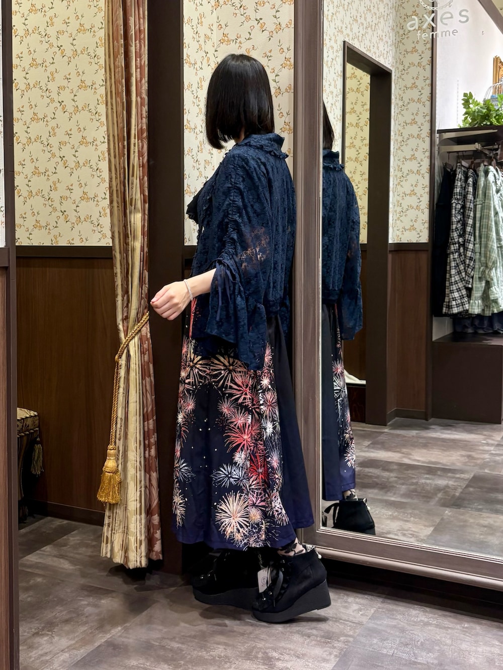 ブラック系のシャツ/ブラウス、ブラック系のタンクトップ、ブラック系のスカートを着用したレディースの夏コーディネートの5枚目の写真