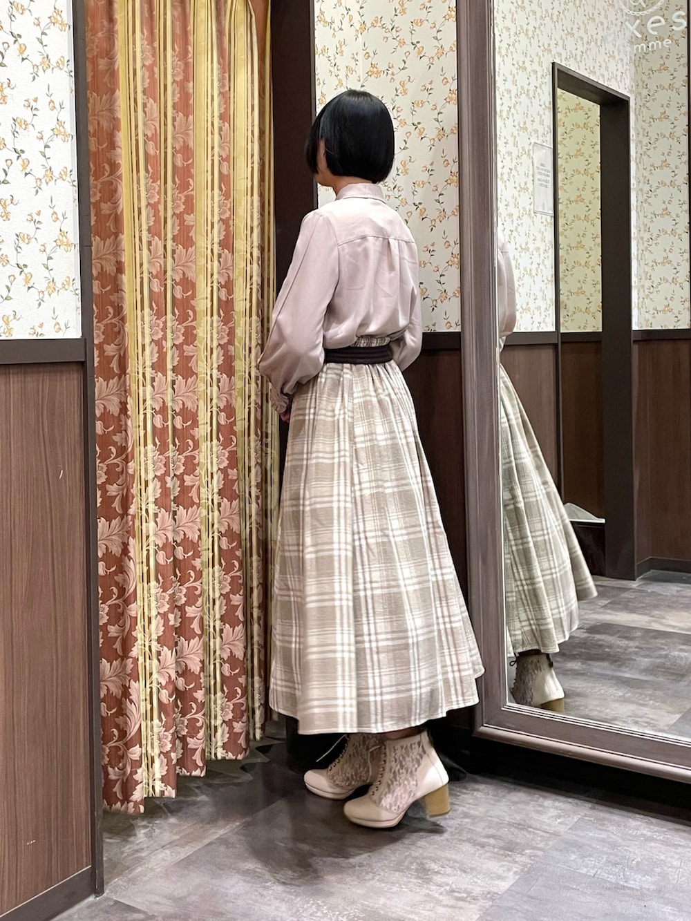 ピンク系のシャツ/ブラウス、ベージュ系のテーラードジャケット、ベージュ系のスカートを着用したレディースの冬コーディネートの7枚目の写真