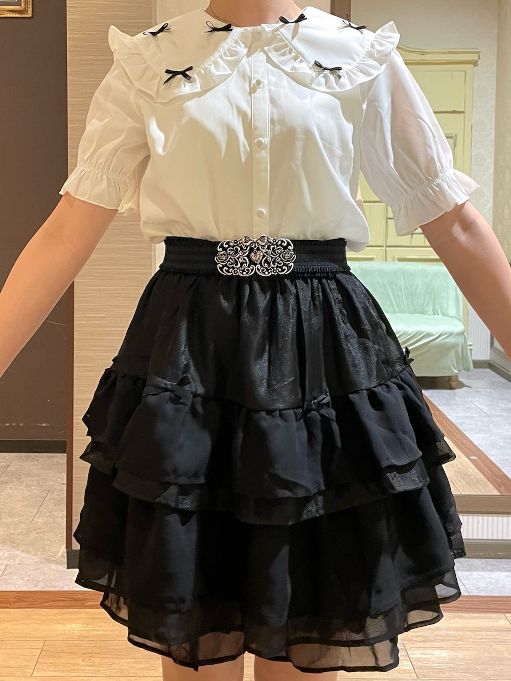 グレー系のスニーカー、ホワイト系のタンクトップ、ホワイト系のシャツ/ブラウスを着用したレディースの夏コーディネートの5枚目の写真