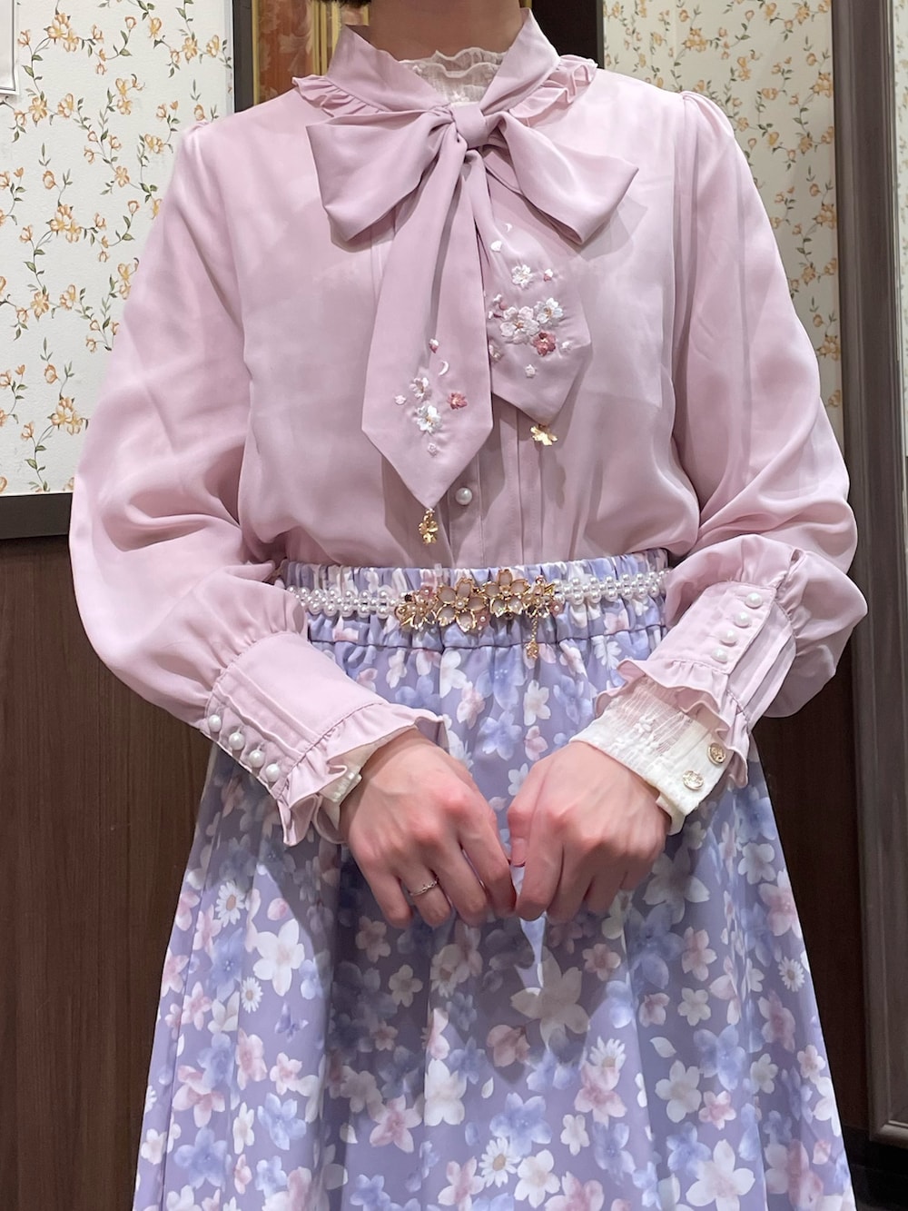 パープル系のスカート、ピンク系のシャツ/ブラウス、ホワイト系のカーディガン/ボレロを着用したレディースの冬コーディネートの3枚目の写真