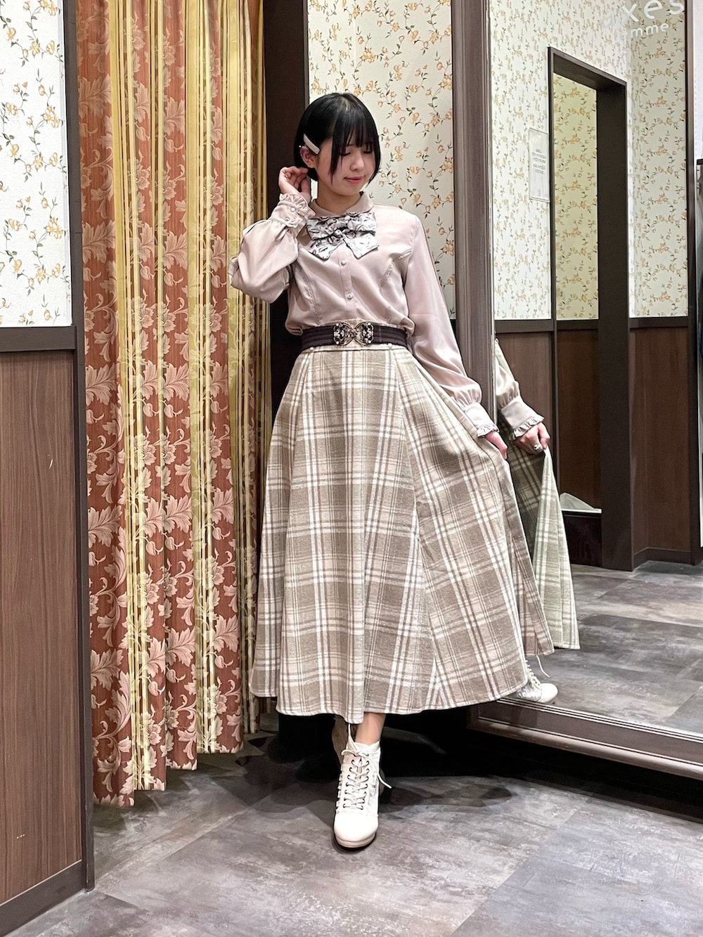 ピンク系のシャツ/ブラウス、ベージュ系のテーラードジャケット、ベージュ系のスカートを着用したレディースの冬コーディネートの6枚目の写真