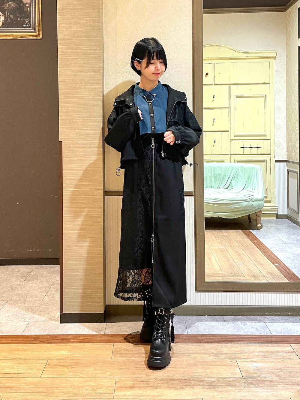 ブラック系のスカート、その他のブーツ、ブラック系のブルゾンを着用したレディースの秋コーディネートの2枚目の写真