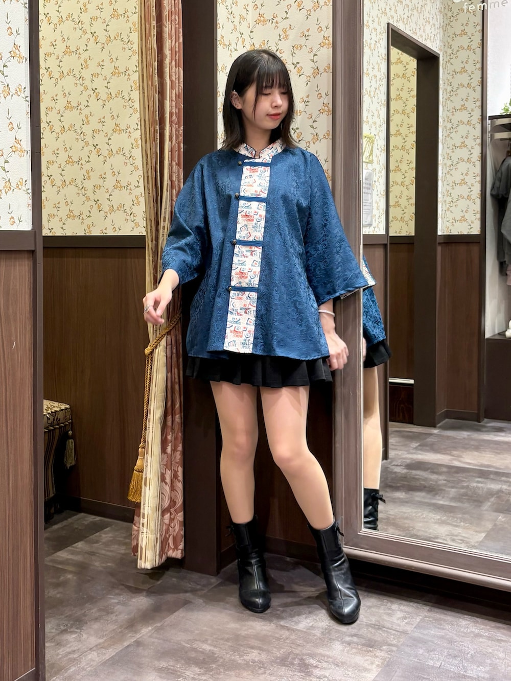 ブルー系のシャツ/ブラウス、ブラック系のその他パンツ、ブラック系のタンクトップを着用したレディースの夏コーディネートの2枚目の写真