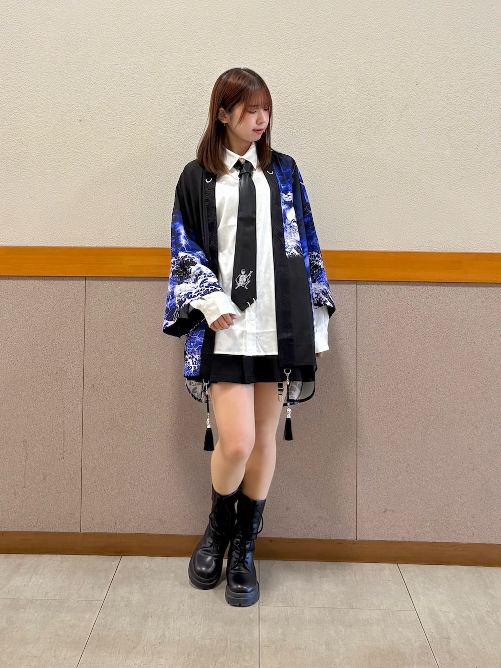 パープル系のその他アウター、その他のネクタイ、グレー系のシャツ/ブラウスを着用したレディースの冬コーディネートの2枚目の写真