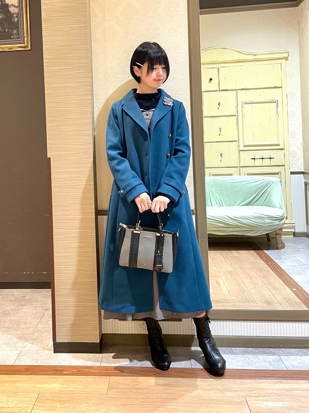 ブルー系のTシャツ/カットソー、ブルー系のダッフルコート、グレー系のボストンバッグを着用したレディースの秋コーディネートの2枚目の写真