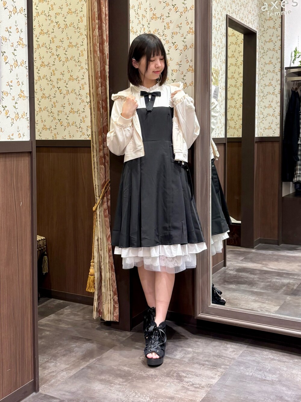 ホワイト系のタンクトップ、ブラック系のワンピース、ブラック系のサンダルを着用したレディースの夏コーディネートの6枚目の写真