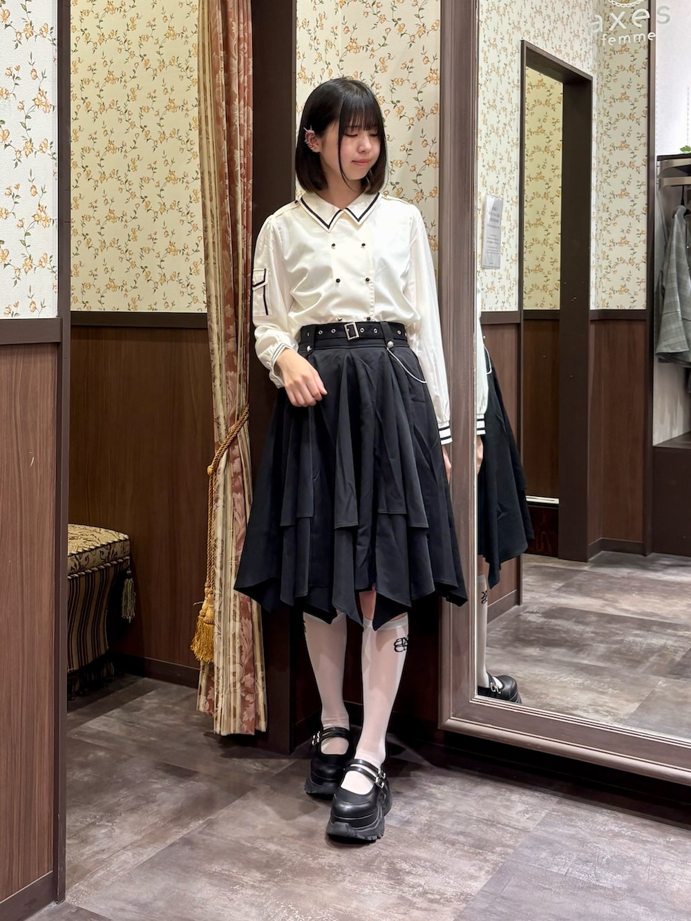 ホワイト系のシャツ/ブラウス、ブルー系のベスト、ブラック系のスカートを着用したレディースの夏コーディネートの4枚目の写真