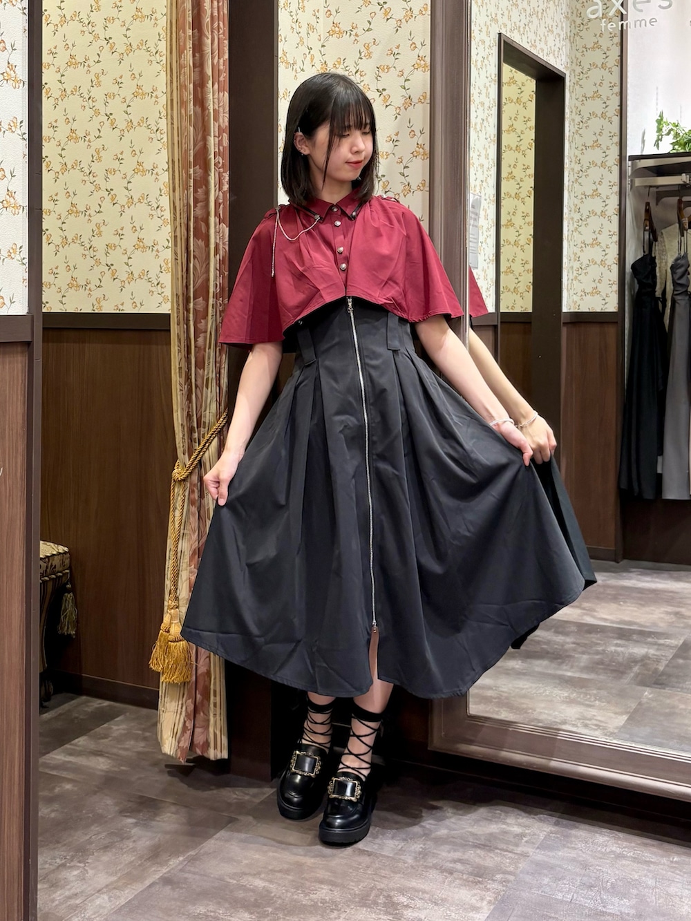 ホワイト系のタンクトップ、レッド系のシャツ/ブラウス、ブラック系のジャンパースカートを着用したレディースの夏コーディネートの3枚目の写真