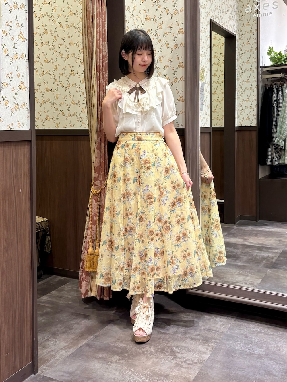 ホワイト系のシャツ/ブラウス、ホワイト系のタンクトップ、ブラウン系のボストンバッグを着用したレディースの夏コーディネートの3枚目の写真