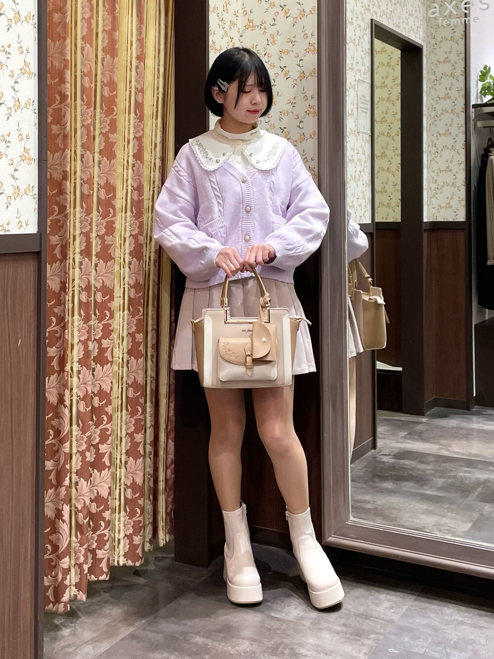 ブラウン系のその他パンツ、ブラウン系のショルダーバッグ、パープル系のカーディガン/ボレロを着用したレディースの冬コーディネートの2枚目の写真