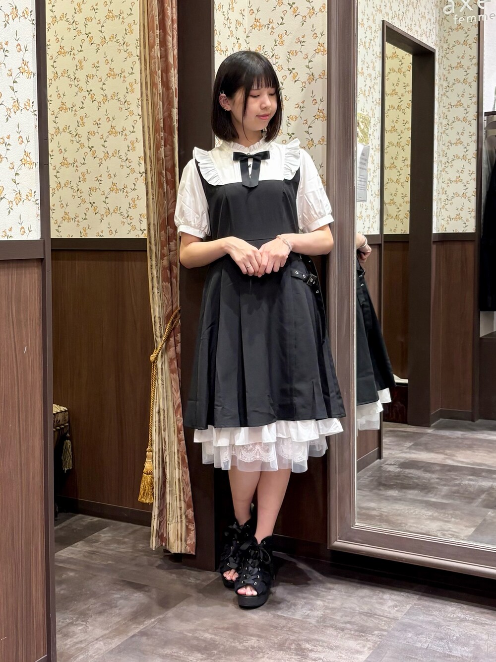 ホワイト系のタンクトップ、ブラック系のワンピース、ブラック系のサンダルを着用したレディースの夏コーディネートの2枚目の写真