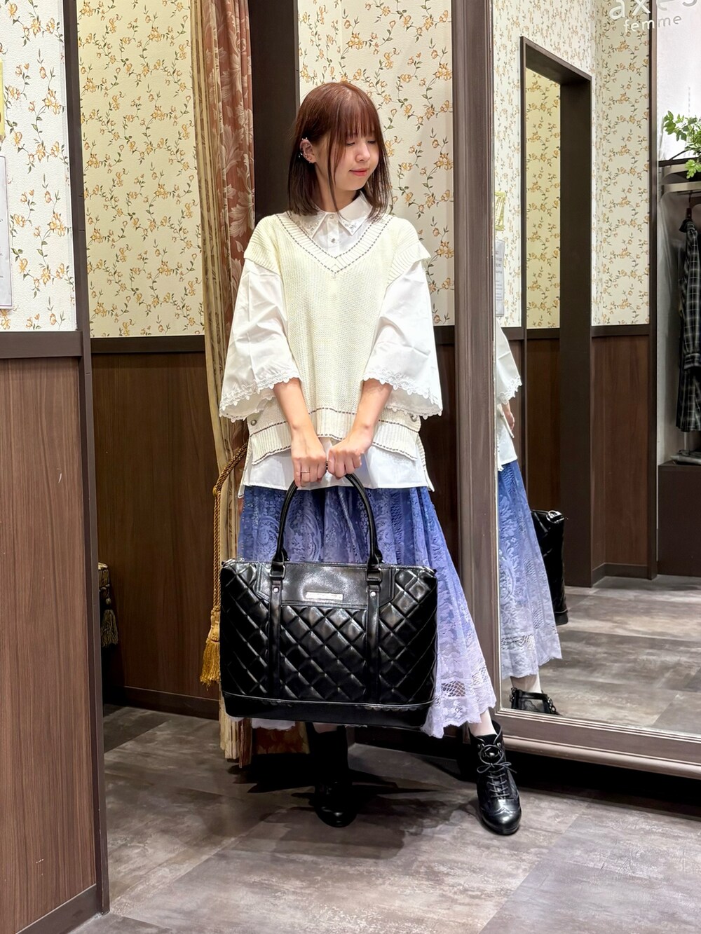 ホワイト系のニット/セーター、ホワイト系のシャツ/ブラウス、ブルー系のスカートを着用したレディースの秋コーディネートの5枚目の写真